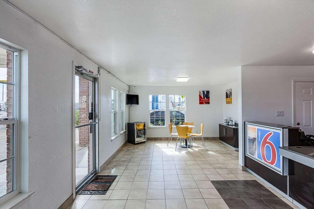 Motel 6 Fort Worth - Northside 내부 사진