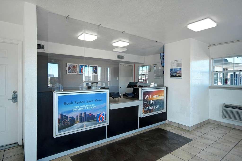 Motel 6 Fort Worth - Northside 내부 사진