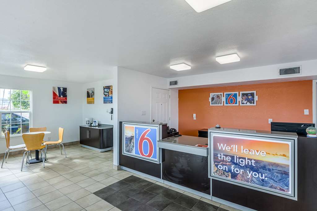 Motel 6 Fort Worth - Northside 내부 사진