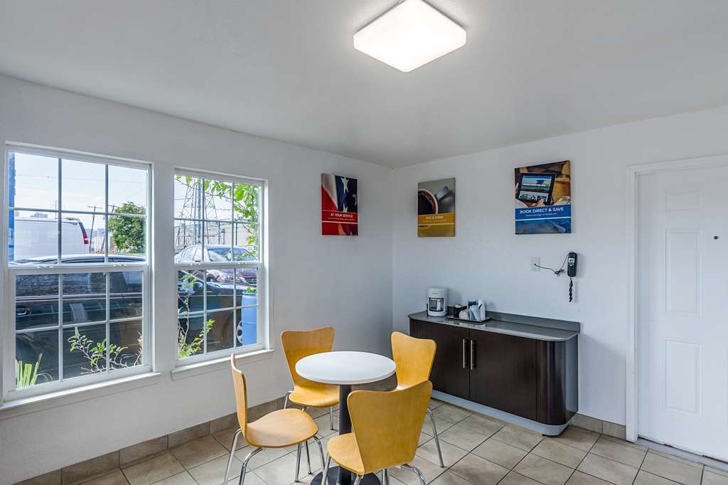 Motel 6 Fort Worth - Northside 내부 사진